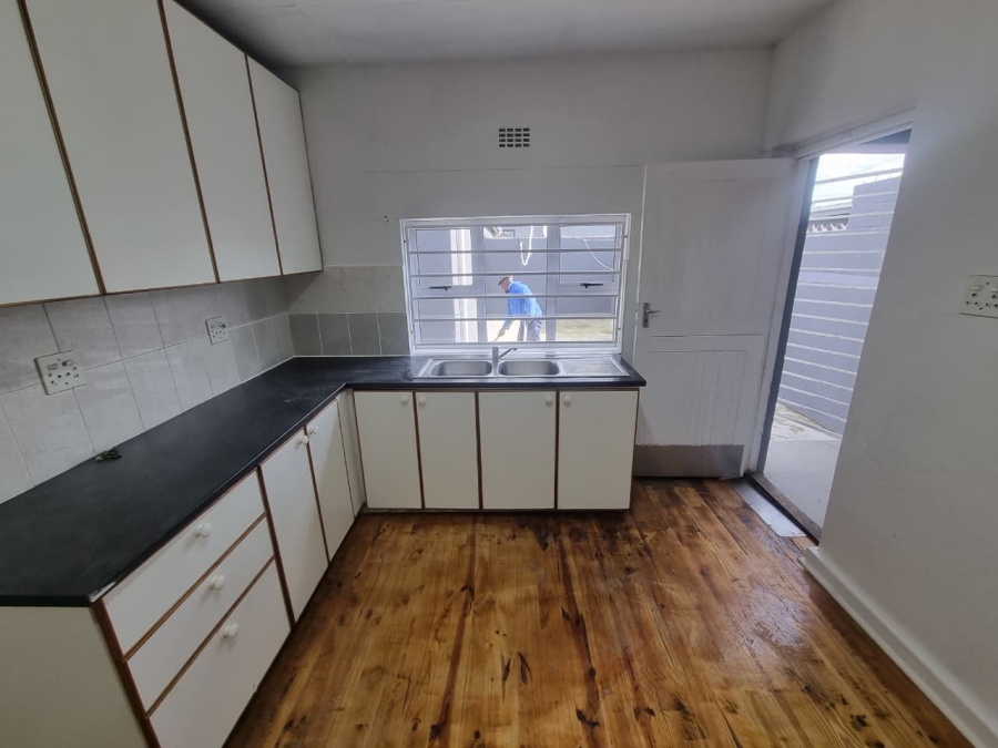 To Let 2 Bedroom Property for Rent in Lansdowne Western Cape